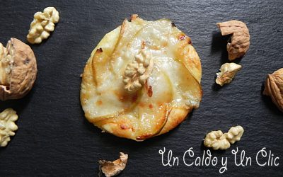 Mini tartas de gorgonzola , cabrales y pera caramelizada