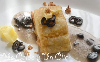 Bacalao rebozado con salsa de aceitunas negras