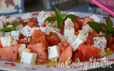 Ensalada de tomate, queso fresco de cabra moncaína y albahaca fresca
