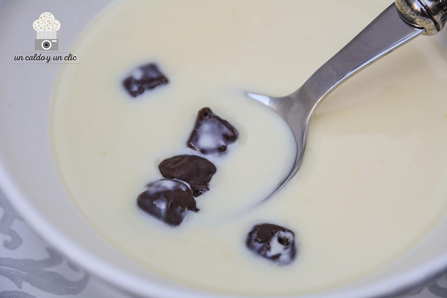 Sopa fría de chocolate blanco