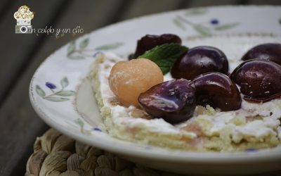 Cerezas sobre una  pasta quebrada