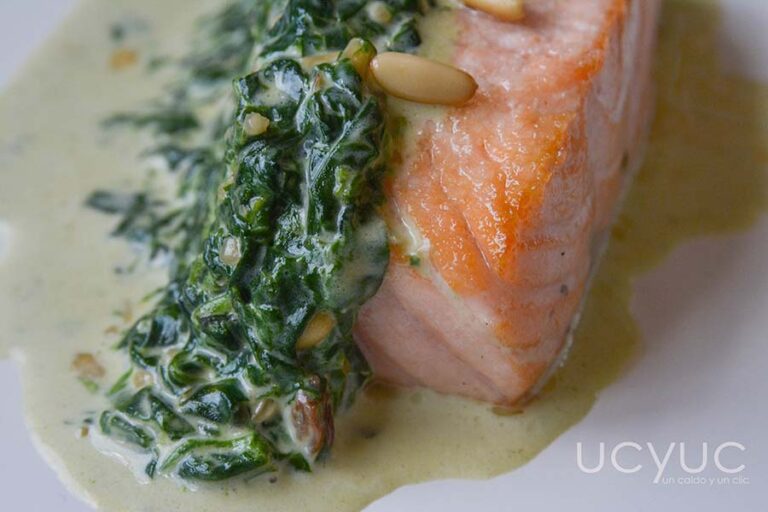 Salmón Noruego a la florentina un caldo y un clic