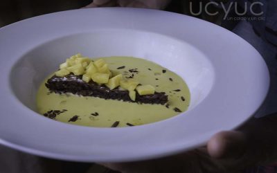Fondant de chocolate y sopa de piña