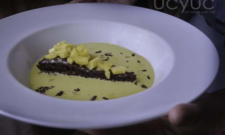 Fondant de chocolate y sopa de piña